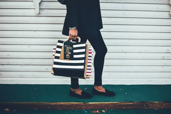 Patas Mujer Con Coloridas Bolsas Compras — Foto de Stock