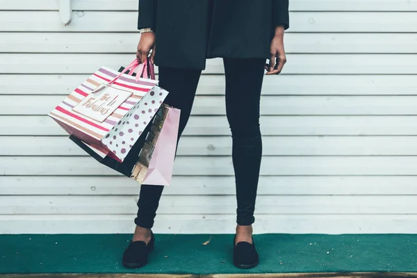 Pernas Mulher Com Sacos Compras Coloridos — Fotografia de Stock