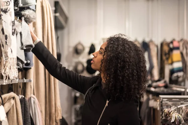 Joven Mujer Negra Haciendo Compras Una Tienda — Foto de Stock