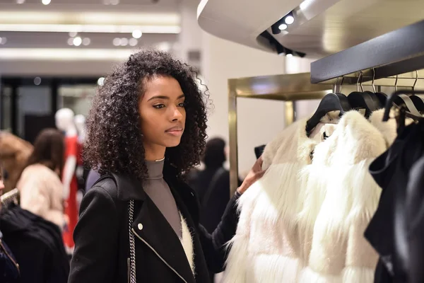 Zwarte Jonge Vrouw Doen Winkelen Een Winkel — Stockfoto