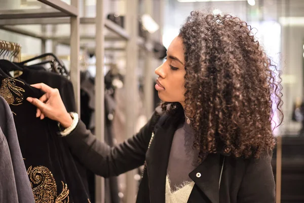 Чорна Молода Жінка Робить Покупки Магазині — стокове фото