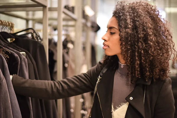 Svart Ung Kvinna Som Gör Shopping Butik — Stockfoto
