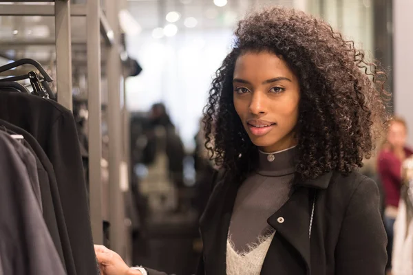 Svart Ung Kvinna Som Gör Shopping Butik — Stockfoto