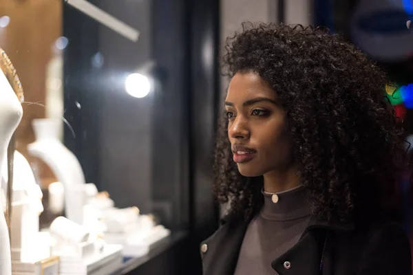 Jovem Negra Assistindo Uma Exibição Uma Vitrine — Fotografia de Stock