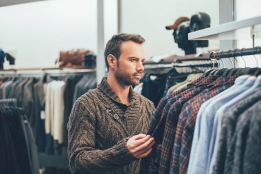 Bir mağazada alışveriş yapan genç sarışın erkek