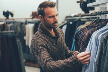 Bir mağazada alışveriş yapan genç sarışın erkek