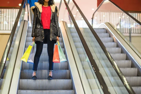 Kvinna Ben Med Färgglada Shoppingkassar Rulltrappan Ett Köpcentrum — Stockfoto