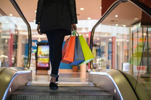 Kvinna Ben Med Färgglada Shoppingkassar Rulltrappan Ett Köpcentrum — Stockfoto