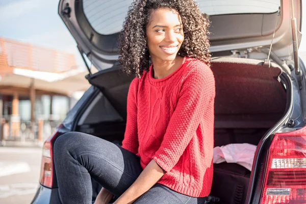Młody Czarny Kobieta Siedząca Samochodzie Uśmiecha — Zdjęcie stockowe