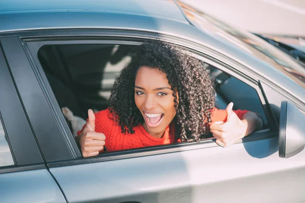 Jovem Mulher Negra Sentada Carro Sorrindo — Fotografia de Stock