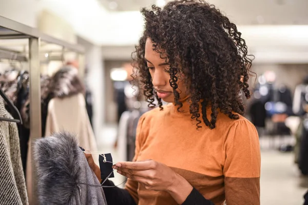 Jovem Negra Fazendo Compras Uma Loja — Fotografia de Stock