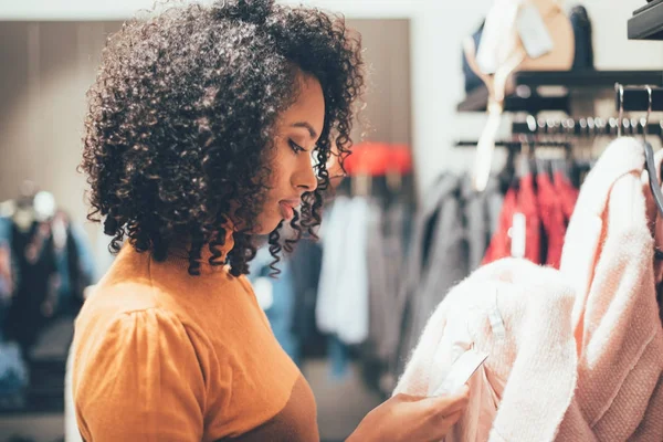 Jovem Negra Fazendo Compras Uma Loja — Fotografia de Stock