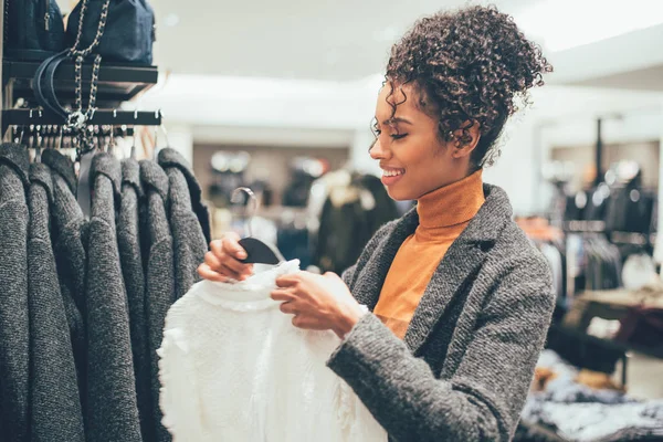 Jovem Negra Fazendo Compras Uma Loja — Fotografia de Stock