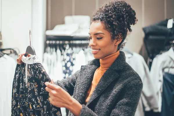 Svart Ung Kvinna Som Gör Shopping Butik — Stockfoto