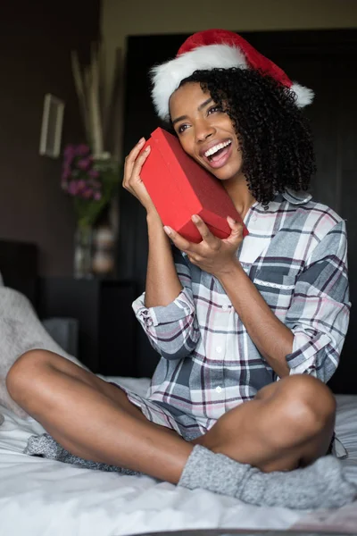 Linda Jovem Negra Bonito Pijama Cama Com Chapéu Natal Presente — Fotografia de Stock