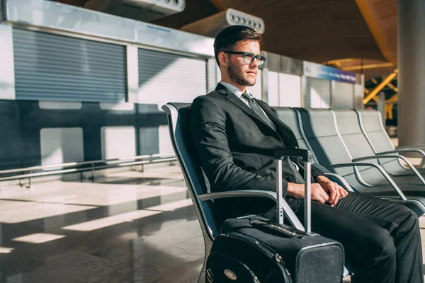 Junger Geschäftsmann Sitzt Flughafen Und Wartet Auf Den Flug — Stockfoto