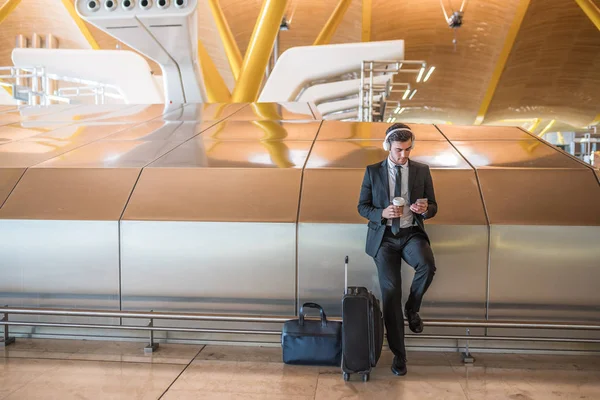 Empresário Aeroporto Ouvir Música Usando Seu Telefone Celular Esperando Seu — Fotografia de Stock