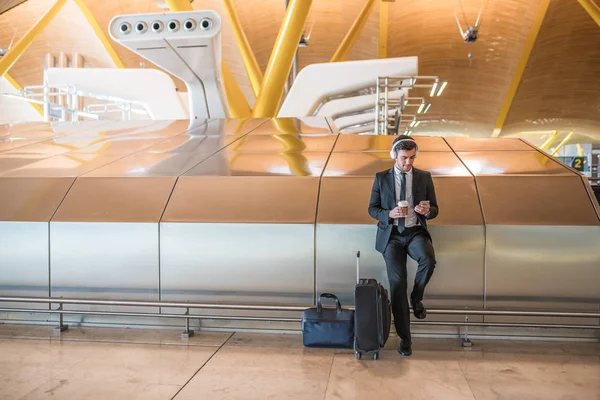 Empresário Aeroporto Ouvir Música Usando Seu Telefone Celular Esperando Seu — Fotografia de Stock