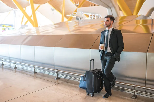 Empresário Esperando Aeroporto Com Café Sorrindo Com Bagagem — Fotografia de Stock