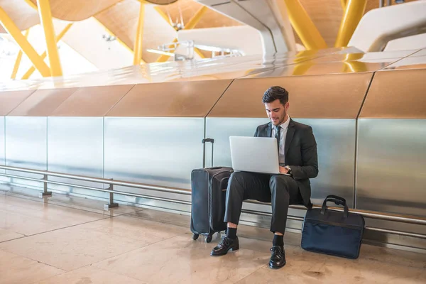 Businessman Working Airport Laptop Smiling Waiting His Flight Luggage — Stock Photo, Image