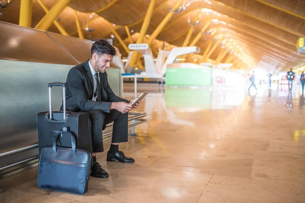 Junger Geschäftsmann Mit Tablet Lächelt Flughafen Und Wartet Auf Seinen — Stockfoto