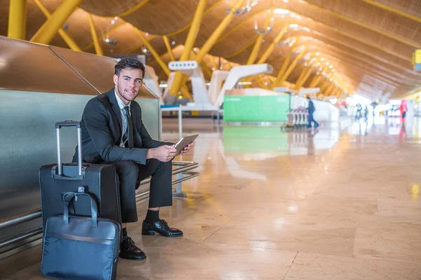 Joven Hombre Negocios Con Tableta Sonriendo Aeropuerto Esperando Vuelo Con — Foto de Stock