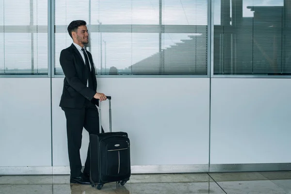 Porträt Eines Jungen Geschäftsmannes Der Mit Anzug Flughafen Lächelt — Stockfoto