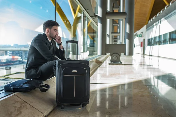 Joven Hombre Negocios Molesto Aeropuerto Esperando Vuelo Retrasado Con Equipaje — Foto de Stock