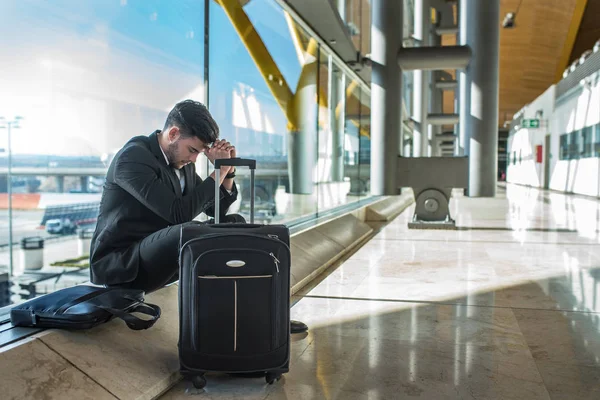 Młody Biznesmen Zły Lotnisku Czeka Jego Opóźniony Lot Bagażem — Zdjęcie stockowe