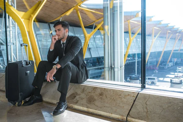 Jovem Homem Negócios Com Raiva Aeroporto Esperando Seu Voo Atrasado — Fotografia de Stock