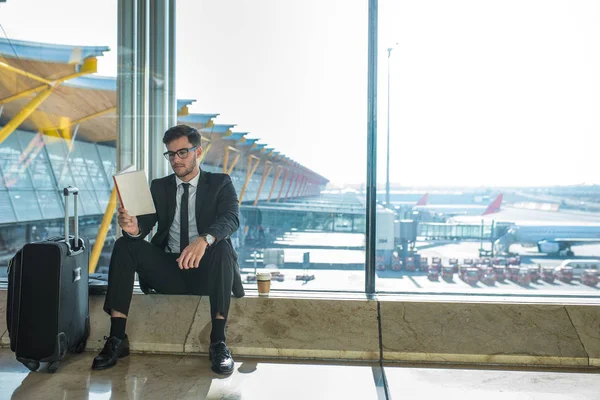 Hombre Negocios Guapo Leyendo Libro Aeropuerto Sentado Cerca Ventana — Foto de Stock