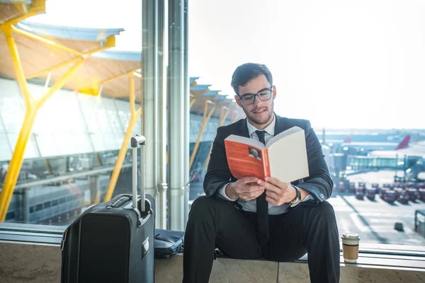 Hombre Negocios Guapo Leyendo Libro Aeropuerto Sentado Cerca Ventana — Foto de Stock