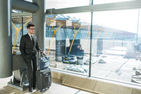 Schöner Junger Geschäftsmann Der Fenster Lächelt Und Mit Seinem Gepäck — Stockfoto