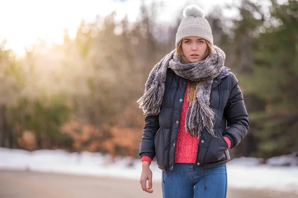 Portrait Young pretty woman on a road with snow in winter — Stock Photo, Image