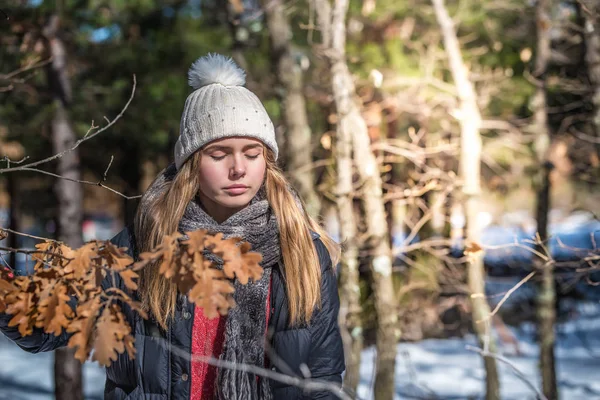 Portrait Young pretty woman in winter in the snow — Stock Photo, Image