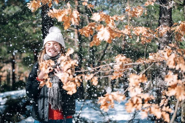 Portrait Young pretty woman enjoying and playing with snow in wi — Stock Photo, Image