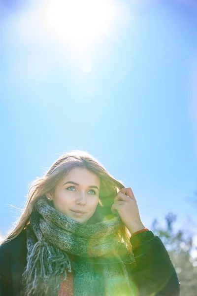 Portrait Young pretty woman in winter in the snow — Stock Photo, Image