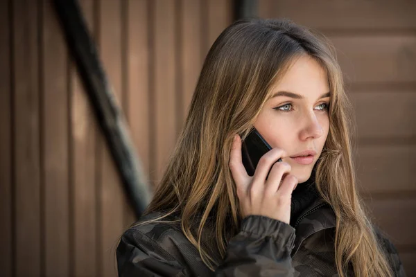 Retrato Jovem mulher bonita no inverno na neve usando mobil — Fotografia de Stock