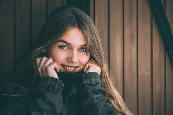 Portrait Jeune jolie femme en hiver dans une cabane en rondins dans la neige — Photo