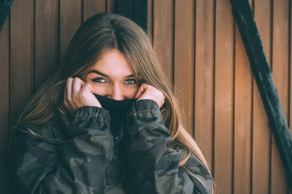 Portrait Jeune jolie femme en hiver dans une cabane en rondins dans la neige — Photo