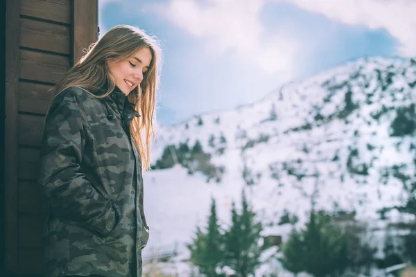 Портрет Молодая красивая женщина зимой в бревенчатой хижине в снегу — стоковое фото