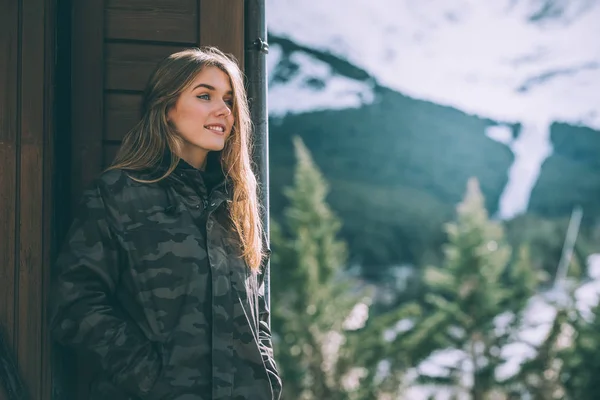 Portrait Jeune jolie femme en hiver dans une cabane en rondins dans la neige — Photo