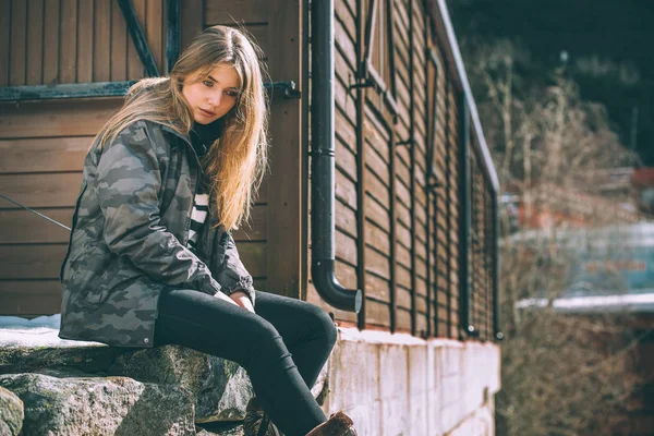 Portrait Jeune jolie femme en hiver dans une cabane en rondins dans la neige — Photo