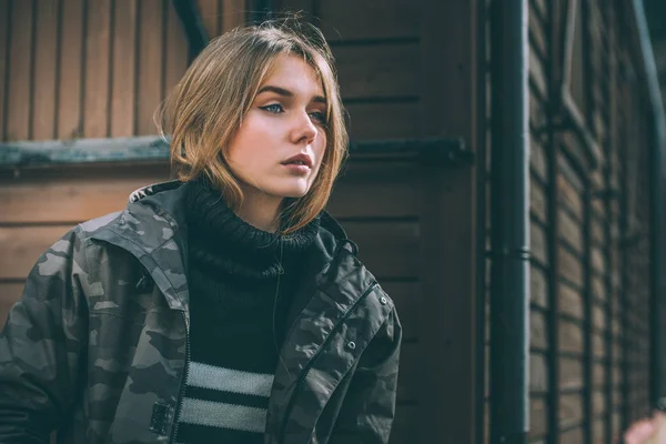 Portrait Jeune jolie femme en hiver dans une cabane en rondins dans la neige — Photo