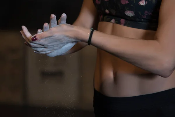 Kobieta Ręce Mąką Robi Krzyś Siłowni — Zdjęcie stockowe