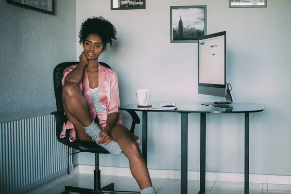 Μαύρη γυναίκα στο σπίτι εργασίας με τον υπολογιστή και καφέ το πρωί — Φωτογραφία Αρχείου