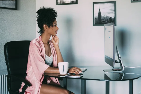 Mulher negra em casa trabalhando com computador e café pela manhã — Fotografia de Stock