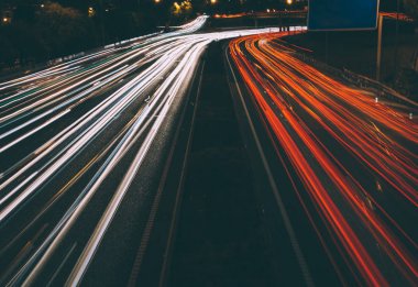 Trafik ışıkları gece yolda