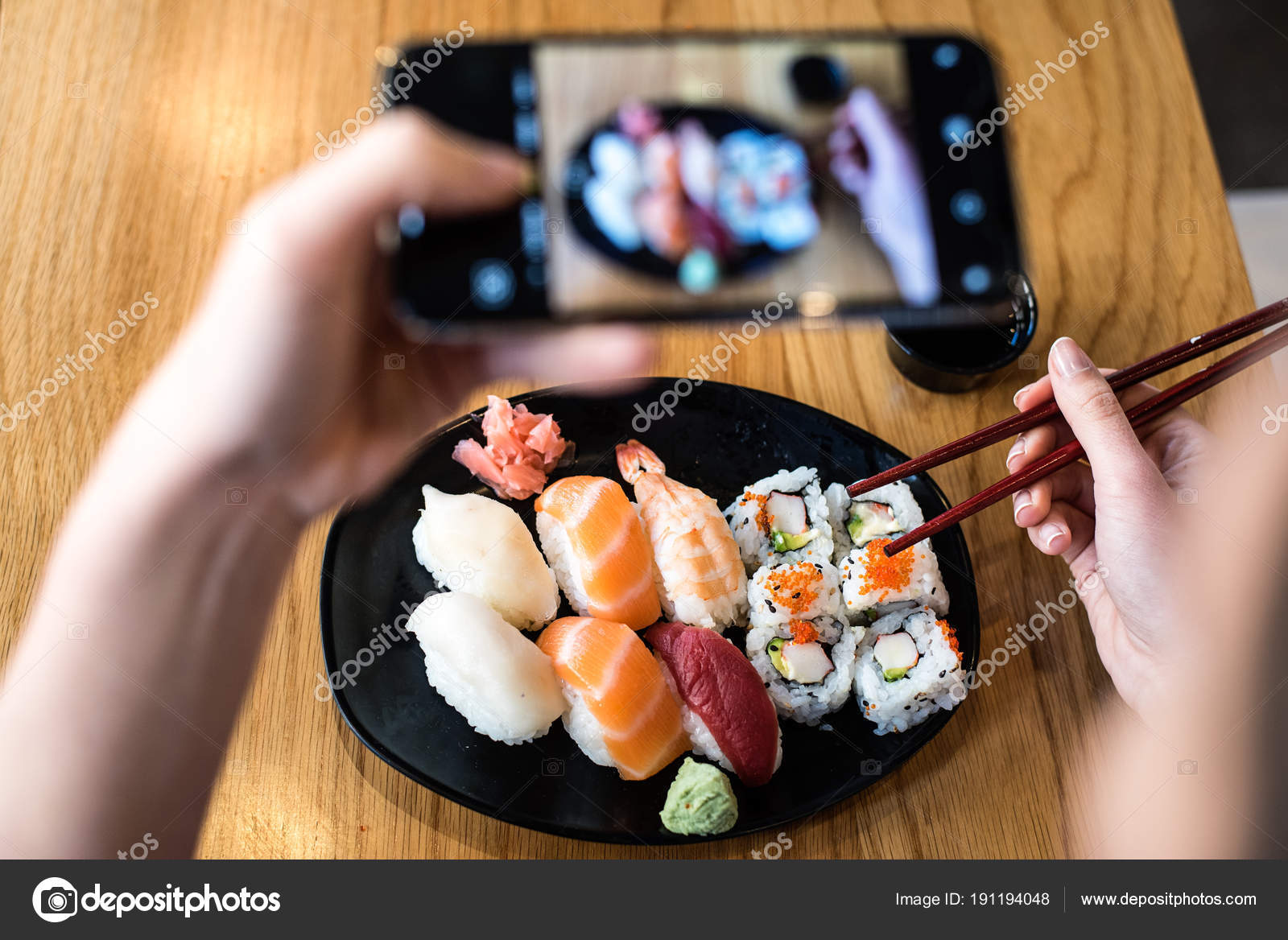 テーブルの上の女性寿司の写真を撮影の上から見る ストック写真 C David Pull Hotmail Com テーブルの上の女性寿司の写真を撮影の上から見る ストック写真 C David Pull Hotmail Com