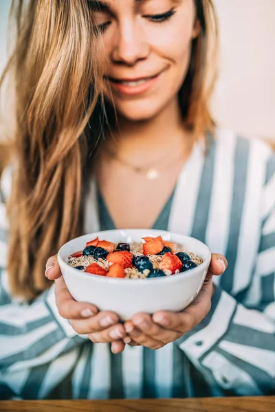 Mulher Close Comer Aveia Frutas Tigela Para Café Manhã — Fotografia de Stock